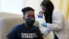 Julian Boyce, 14, menerima dosis pertama dari vaksin COVID-19 Pfizer dalam program vaksinasi yang dilakukan di sebuah Rumah Sakit di Harlem, New York, pada 13 Mei 2021. (Foto: AP/Richard Drew)