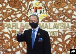 Perdana Menteri Muhyiddin Yassin berfoto bersama di gedung parlemen, di Kuala Lumpur, Malaysia, Kamis, 26 November 2020. (Foto: AP)