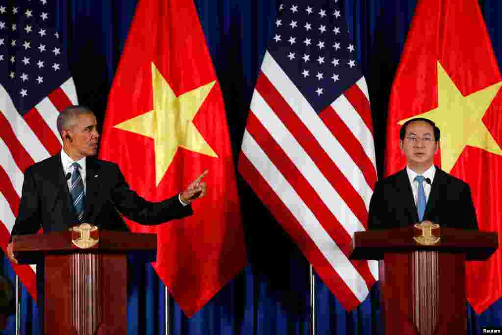 Presiden AS Barack Obama menghadiri konferensi pers bersama Presiden Vietnam Tran Dai Quang (23/5). (Reuters/Carlos Barria)
