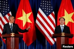 Chủ tịch nước Trần Đại Quang (phải) và Tổng thống Mỹ Barack Obama tại một buổi họp báo ở Hà Nội hôm 23/5/2018.