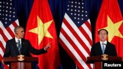 Prezidan Barack Obama (agoch) pandan li tap bay yon konferans pou laprès ak Prezidan Tran Dai Quang.