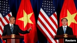 Prezidan Barack Obama (agoch) pandan li tap bay yon konferans pou laprès ak Prezidan Tran Dai Quang.