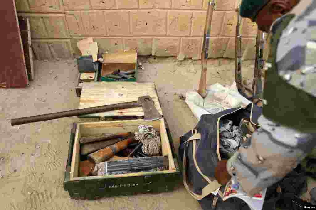 2013年2月1日，馬里憲兵在廷巴克圖鎮中心的一處軍營展示伊斯蘭激進分子使用的武器。