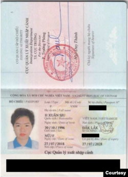 Hình ảnh chụp giấy khai sinh, sổ hộ khẩu và hộ chiếu cho thấy sự sai lệch năm sinh của H Xuân Siu.