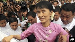 မြန်မာ့ဒီမိုကရေစီ ခေါင်းဆောင် ဒေါ်အောင်ဆန်းစုကြည် သူမ၏ ၆၆ နှစ်ပြည့် မွေးနေ့အခမ်းအနား တက်ရောက်ရန် NLD ရုံးချုပ်သို့ ရောက်ရှိလာစဉ်။ ဇွန် ၁၉၊ ၂၀၁၁။
