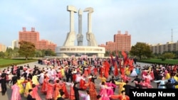 김정일 북한 국방위원장이 노동당 총비서로 추대된 17돌을 맞아 평양에서 학생들의 무도회가 열렸다.