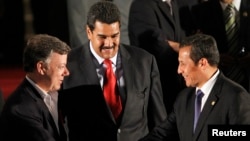 Los presidentes Santos y Maduro, junto al presidente peruano Ollanta Humala en una foto de archivo durante una reunión de la Unasur.