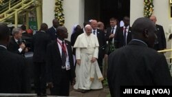 아프리카를 순방 중인 프란치스코 로마 카톨릭 교황이 26일 케냐 나이로비에서 대학에서 미사를 집전한 후 떠나고 있다.