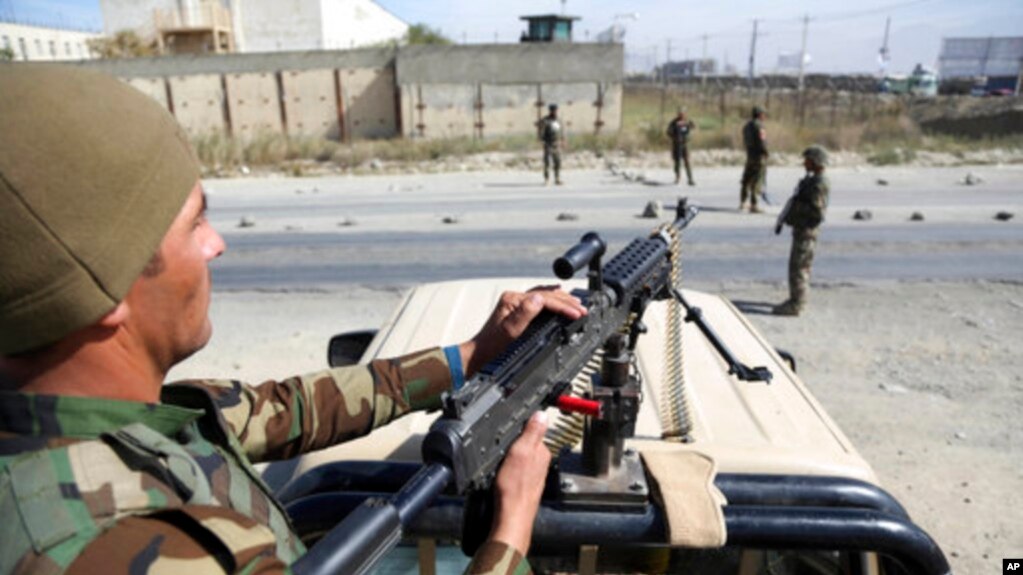 资料照片：一名阿富汗政府军士兵守卫着首都喀布尔的一处关卡。(photo:VOA)