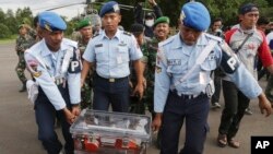 Pripadnici indonežanskih vazduhoplovnih snaga prenose jednu od crnih kutija