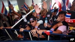 Người biểu tình cố loại bỏ chướng ngại vật của cảnh sát trong 1 cuộc biểu tình trước Cục Điều tra Đặc biệt tại Bangkok, Thái Lan, Thứ Bảy, 30/11/2013