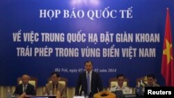 Giới chức Việt Nam mở họp báo quốc tế tại Hà Nội trưng hình ảnh video, tố cáo tàu Trung Quốc với sự yểm trợ của máy bay ‘chủ động đâm thẳng vào các tàu Việt Nam’