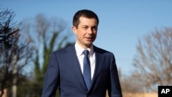 លោក Pete Buttigieg ថ្លែង​ទៅ​កាន់​សមាជិក​សារព័ត៌មាន កាលពី​ថ្ងៃទី១ ខែមីនា ឆ្នាំ២០២០។