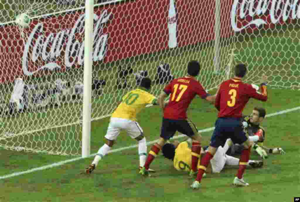 Brazil's Fred, bottom, scores the opening goal past Spain goalkeeper Iker Casillas, right, during the soccer Confederations Cup final between Brazil and Spain at the Maracana stadium in Rio de Janeiro, Brazil, Sunday, June 30, 2013. (AP Photo/Eugene Hoshi