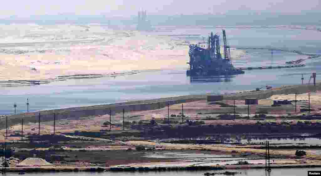 A general view of the Suez Canal from al-Salam &quot;Peace&quot; bridge on the Ismalia desert road before the opening ceremony of the New Suez Canal, in Egypt, Aug. 6, 2015.