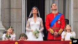 Wannan hoton Yarima William ne da amaryarsa Gimbiya Kate, a lokacinda suke kallon shawagin jiragen saman mayakan saman Ingila a fadar Buckingham, bayan an daura musu aure.