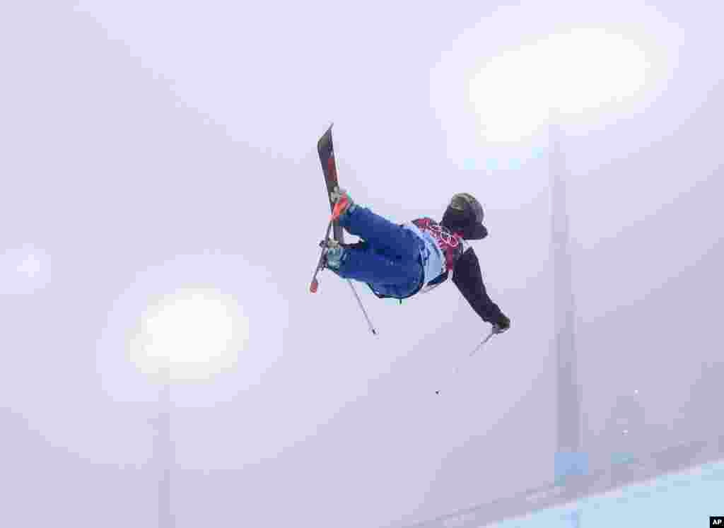 Joel Gisler dari Swiss meloncat di udara saat berlatih freestyle ski nomor halfpipe di Taman Rosa Khutor, 17 Februari 2014.