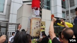 2019年4月4日“支聯會”將“銘記八九六四”道具放在香港中聯辦門前。（美國之音記者申華拍攝）