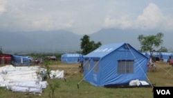 Tenda-tenda untuk para pengungsi sumbangan pemerintah China dan Swiss di lokasi pengungsian desa Ngata Baru, Palu, Sulawesi Tengah (Foto: VOA/Yoanes).