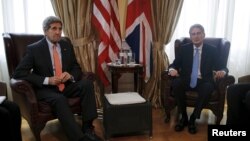 美国国务卿克里(左)在举行伊核谈判的一家维也纳酒店里会晤英国外相哈蒙德 (2015年7月2日)