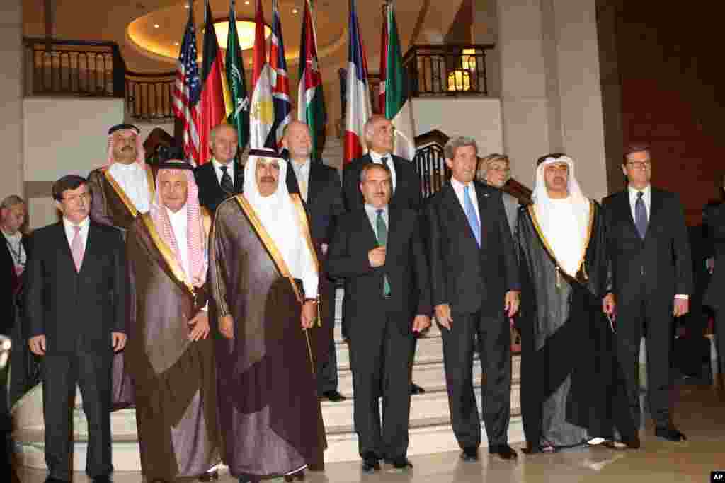 Group photo of leaders at the friends of Syria conference in Amman, Jordan, May 22, 2013.