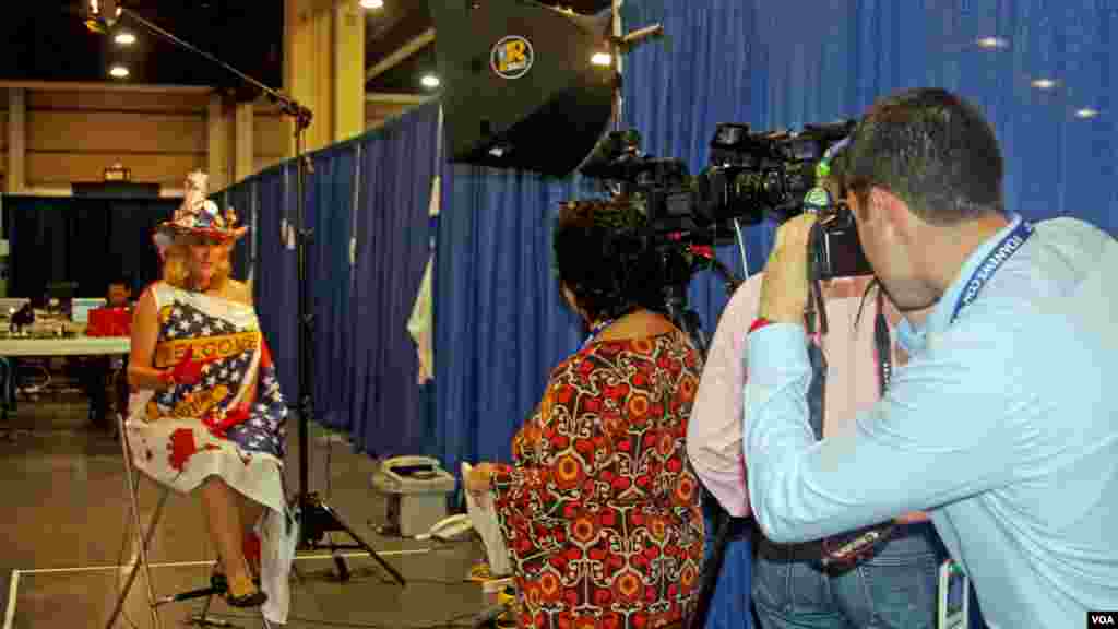 VOA's Spanish Service election coverage team interviews a Mississippi delegate at the media workspace in Charlotte.