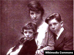1919년 마거릿 생어가 아들 그랜트, 스튜어트와 함께 찍은 사진.