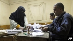 이집트 카이로에 있는 한 투표소에서 표를 집계하고 있는 국민투표 선거관리위원회 관계자들