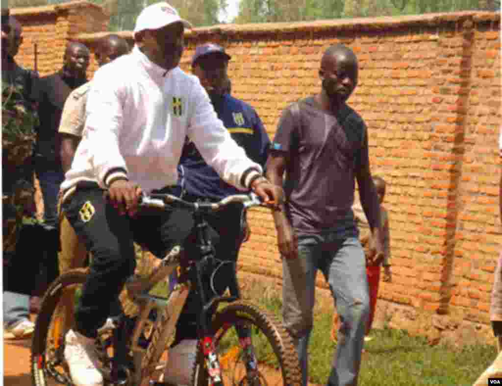 Le président Pierre Nkurunziza s&#39;est rendu à vélo dans un centre de vote, le 29 juin 2015, lors des élections législtives au Burundi