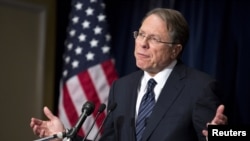 Phó chủ tịch điều hành NRA Wayne LaPierre phát biểu tại một cuộc họp báo ở Washington.