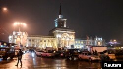 Des agents du ministère de l'Intérieur montent la garde devant la gare de Volgograd où a eu lieu l'attentat du 29 déc. 2013