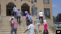 Muslim worshipers arrive for midday prayer service at the ADAMS center in Virginia, 13 Sep 2010