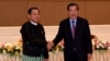 Hun Sen bắt tay tướng Min Aung Hlaing (trái) tại Naypyidaw. (Photo by An Khoun SamAun / National Television of Cambodia (TVK) / AFP)