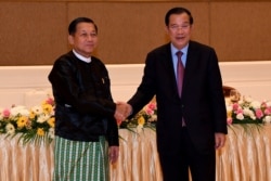 រូបឯកសារ៖ លោកនាយករដ្ឋមន្ត្រី ហ៊ុន សែន ថតរូបជាមួយមេដឹកនាំយោធាមីយ៉ាន់ម៉ាលោក Min Aung Hlaing ក្នុងពេលជួបសំណេះសំណាលផ្លូវការមួយ នៅរដ្ឋធានីណៃពិដោ មីយ៉ាន់ម៉ា កាលពីថ្ងៃទី ៧ ខែមករា ឆ្នាំ ២០២២។ (Photo by An Khoun SamAun / National Television of Cambodia (TVK) / AFP)