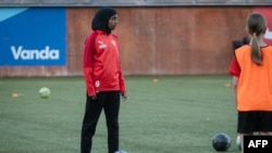 Kamila Nuh, mengenakan hijab olahraga, sedang berlatih sepak bola di stadion MUP di Vantaa, Finlandia, 1 Juni 2021. (Alessandro RAMPAZZO / AFP)