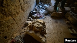 Salah satu artefak di kota kuno Hatra, selatan kota Mosul, Irak, yang dihancurkan oleh militan ISIS (27/4). 