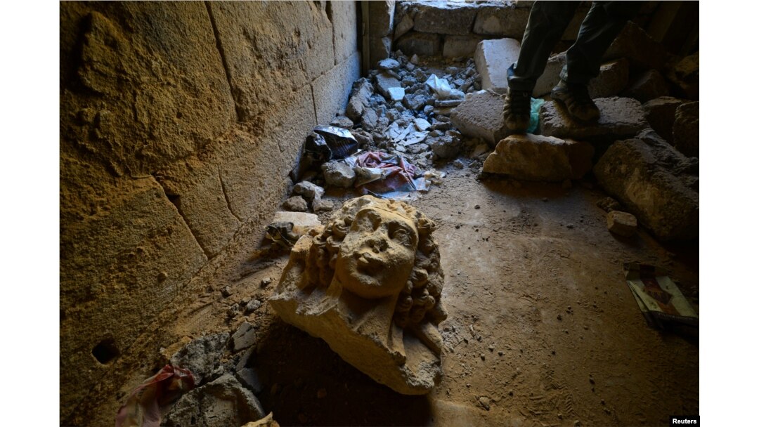Artefak yang hancur terlihat di kota kuno Hatra, selatan Mosul, Irak, 27 April 2017. (Foto: Reuters)