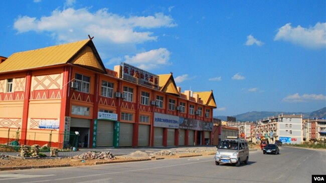 云南沧源佤族自治县与缅甸佤邦毗邻，城内很多物业为佤邦高层所拥有。（2015年3月6日，美国之音朱诺拍摄）