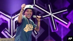 Bruno Mars trên sân khấu buổi hòa nhạc Jingle Ball ở Los Angeles tháng 12/2016.