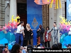 Penyanyi dangdut warga Amerika di Indonesia Street Festival di 68th Street antara Madison Avenue dan Fifth Avenue, Manhattan, New York, 25 Agustus 2018. (Foto: Naratama Rukmananda/VOA)
