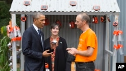 Presiden AS Barack Obama (kiri) mengamati lamp bertenaga surya saat berkunjung ke "Power Africa Innovation Fair" di Nairobi (25/7).