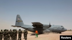 Un A C-130 de l’armée américaine atterrit durant l’exercice militiaire Flintlock à Diffa, Niger, 2 mars 2014. 