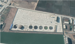 북한 남포 유류 저장시설이 모여 있는 지역에 새로운 유류 탱크 1개가 완공된 모습이 보인다. Maxar Technologies/Google Earth.