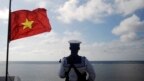 Một lính hải quân canh gác trên đảo Thuyền Chài ở Trường Sa. Nghị quyết mới nhất của Đảng Cộng sản nhắm mục tiêu đưa Việt Nam trở thành một cường quốc biển vào năm 2030.