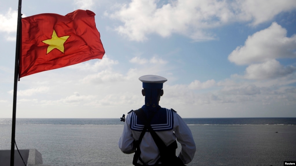 Tư liệu - Một người lính hải quân Việt Nam đứng gác trên đảo Thuyền Chài, thuộc quần đảo Trường Sa. 