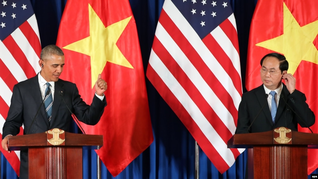 Chủ tịch nước Việt Nam Trần Đại Quang (phải) và Tổng thống Hoa Kỳ Barack Obama (trái) phát biểu trong một cuộc họp báo tại Trung tâm Hội nghị Quốc tế ở Hà Nội, ngày 23 tháng 5 năm 2016.