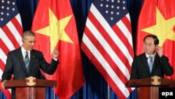바락 오바마(왼쪽) 미국 대통령이 지난 5월 베트남을 방문해 쩐 다이 꽝 국가주석과 회담한 뒤 하노이에서 공동회견을 진행하고 있다. (자료사진)