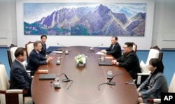 문재인 한국 대통령과 김정은 북한 국무위원장이 27일 판문점 평화의 집 2층 회담장에서 남북정상회담을 하고 있다.