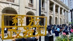 香港市民吳先生2月1日手持標語到終審法院外聲援壹傳媒創辦人黎智英。(美國之音湯惠芸攝）