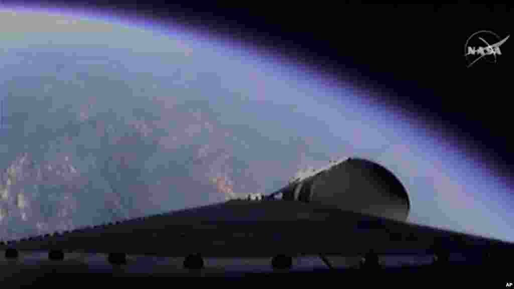 Cette photo fournie par la NASA-TV, montre une vue depuis le vaisseau spatial United Launch Alliance Delta 4-Heavy alors qu&#39;il monte en orbite lors du premier vol d&#39;essai vendredi 5 décembre 2014.